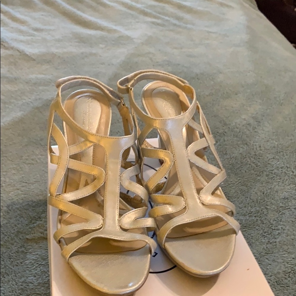 Naturalized silver sandals 10 narrow